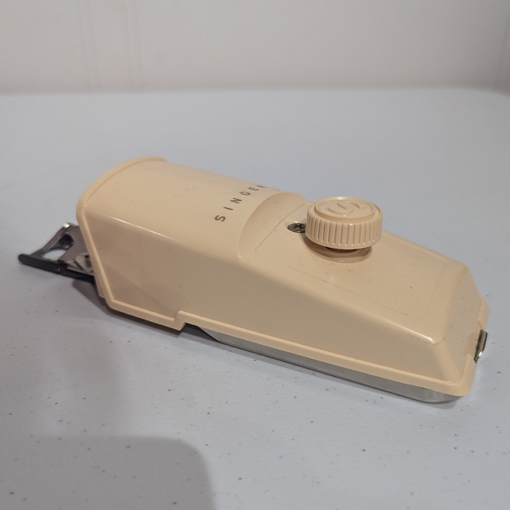 Vintage Singer Buttonholer - Picture 5 of 12